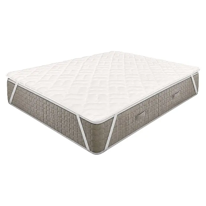 Nonnos Bedding Topper para colchón - Largo: 200 cm, Ancho: 180 cm, Altura: 5 cm, Reversible/Se entrega enrollado - Cubrecolchón blanco acolchado con correas elásticas en las esquinas, colocado sobre un colchón gris.