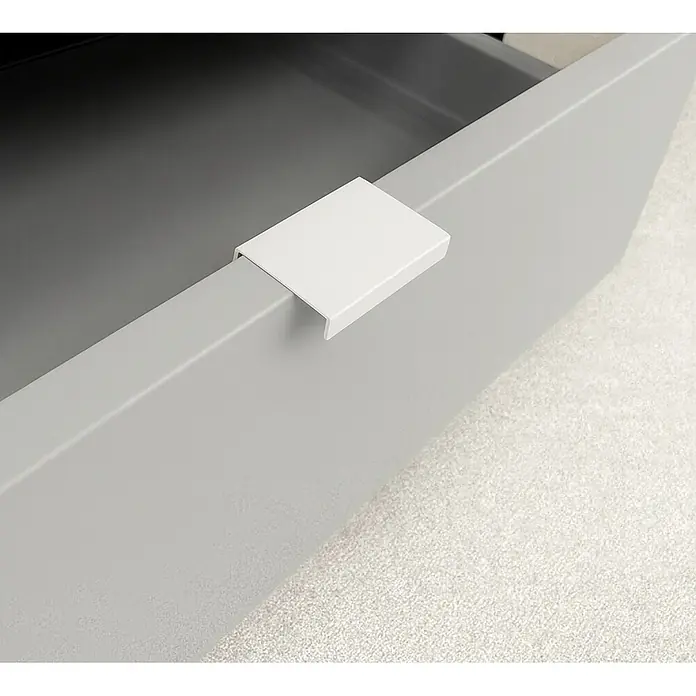 Cordia Möbelgriff 5 cm - Lochabstand: 24 mm, Aluminium, Weiß - Weißer, minimalistischer Schubladengriff an einer grauen Schublade.