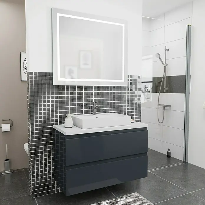 Camargue Espacio Badmöbel-Set i95 - 100 cm, Gama anthrazit glänzend - Badezimmer-Interieur mit einem modernen Unterschrank in Anthrazit, einem Aufsatzwaschbecken und einem beleuchteten Spiegel.