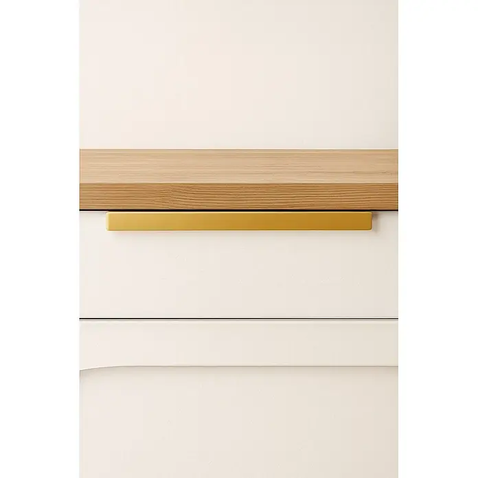 Cordia Möbelgriff 40 cm - Lochabstand: 360 mm, Aluminium, Gold - Gelber, rechteckiger Griff an einer weißen Schublade, unter einer hellen Holzplatte.