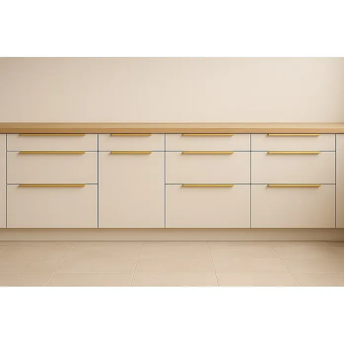 Cordia Möbelgriff 20 cm - Lochabstand: 160 mm, Aluminium, Gold - Helle beige Küchenunterschränke mit schlanken goldenen Griffen und einer hellen Holz-Arbeitsplatte.