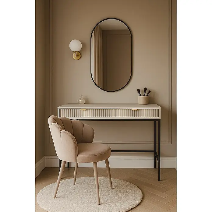 Cordia Möbelgriff 5 cm - Lochabstand: 24 mm, Aluminium, Gold - Heller beigefarbener Frisiertisch mit Rillen, goldenen Griffen, ovalem Spiegel und passendem Stuhl mit Muschelform.