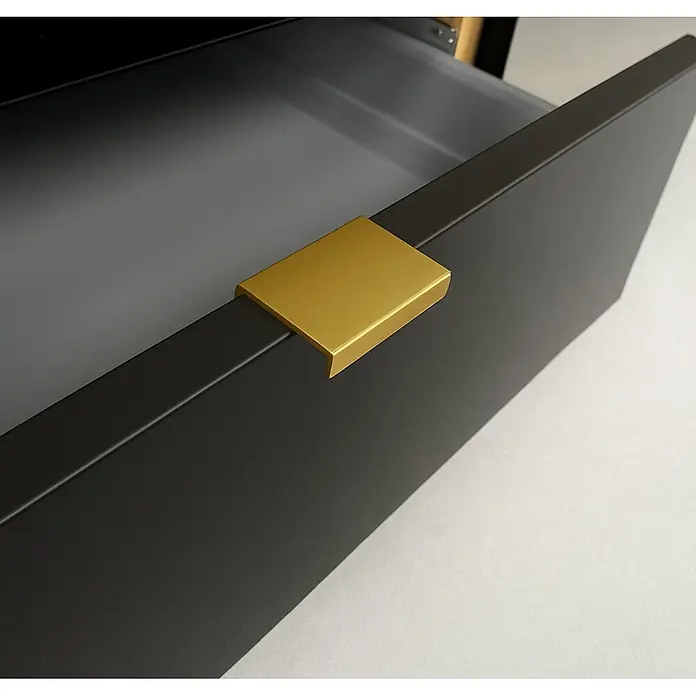 Cordia Möbelgriff 5 cm - Lochabstand: 24 mm, Aluminium, Gold - Eleganter gebürsteter goldener Griff an einer dunkelgrauen geöffneten Schublade.