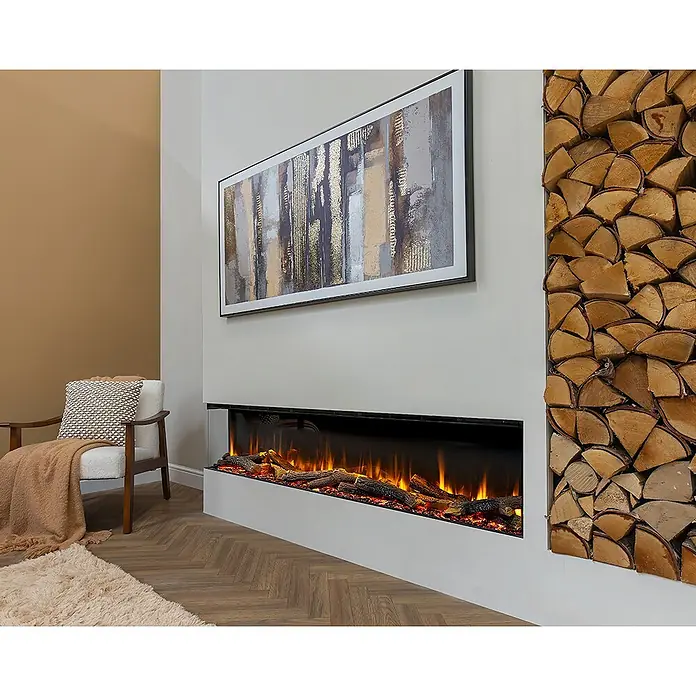 Charlton & Jenrick Chimenea eléctrica GO ECO MW 180 - Negro, 180 cm, 1.500 W - Una chimenea eléctrica larga y moderna con troncos brillantes integrada en una pared blanca, flanqueada por una pila decorativa de leña.