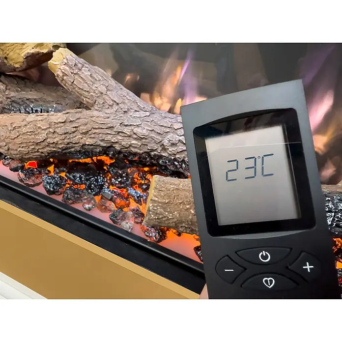 Charlton & Jenrick Chimenea eléctrica GO ECO MW 100 - Negro, 100 cm, 1.500 W - Mando a distancia negro mostrando '23°C' en su pantalla, frente a una chimenea eléctrica con leños y ascuas.
