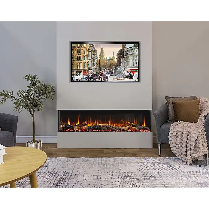 Charlton & Jenrick Chimenea eléctrica GO ECO MW 150 - Negro, 150 cm, 1.500 W - Chimenea eléctrica moderna con llamas y troncos realistas, integrada en la pared de la sala de estar bajo un televisor.