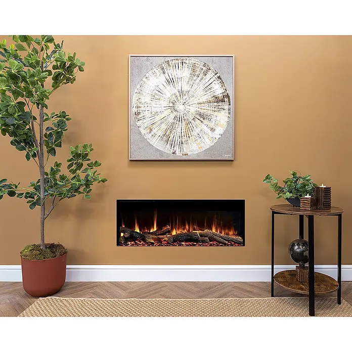 Charlton & Jenrick Chimenea eléctrica GO ECO MW 100 - Negro, 100 cm, 1.500 W - Chimenea eléctrica empotrada con marco negro, leños realistas y llamas artificiales brillantes, instalada en una pared de tono cálido.