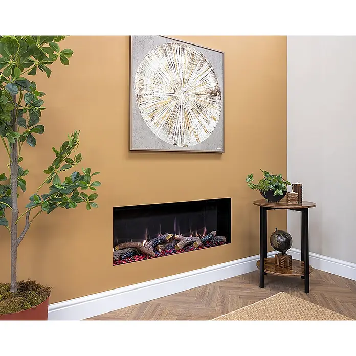 Charlton & Jenrick Chimenea eléctrica GO ECO MW 100 - Negro, 100 cm, 1.500 W - Chimenea eléctrica empotrada moderna con leños y llamas realistas, integrada en una pared de tono cálido en un ambiente acogedor.