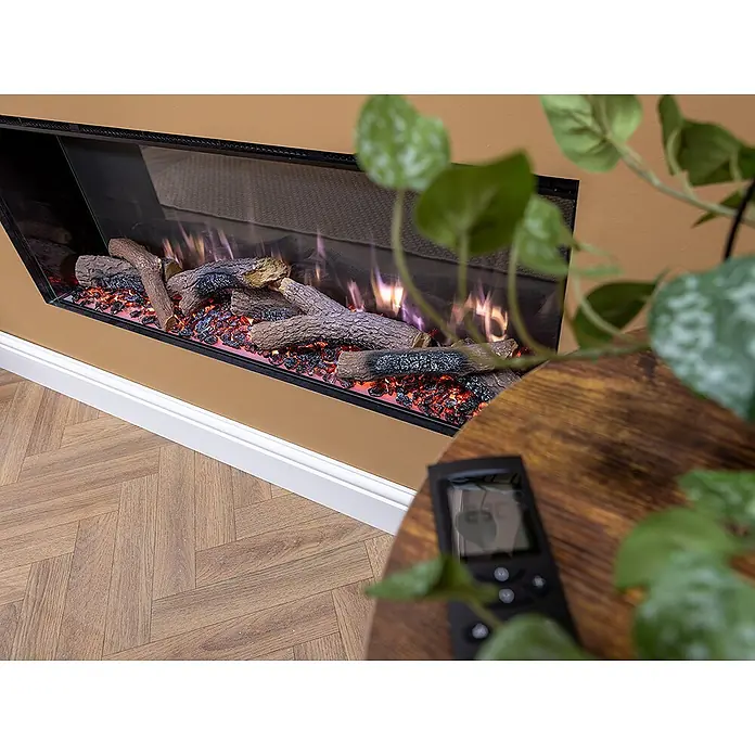 Charlton & Jenrick Chimenea eléctrica GO ECO MW 100 - Negro, 100 cm, 1.500 W - Chimenea eléctrica empotrada con troncos y ascuas brillantes realistas, en una pared de tono cálido sobre un suelo de madera clara.