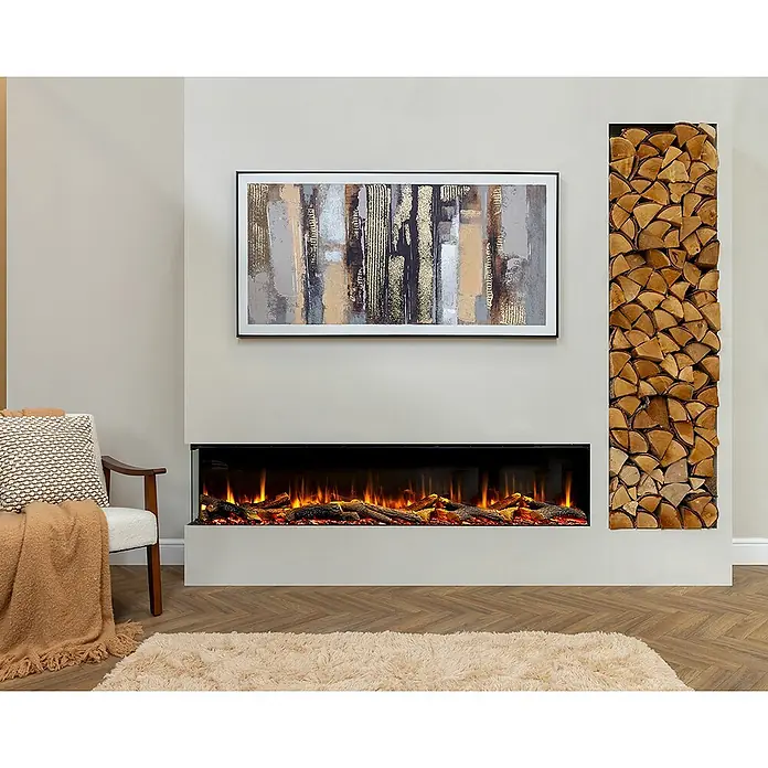 Charlton & Jenrick Chimenea eléctrica GO ECO MW 180 - Negro, 180 cm, 1.500 W - Chimenea eléctrica moderna con llamas realistas, leños y brasas, integrada en una pared clara, flanqueada por leña decorativa y arte abstracto.