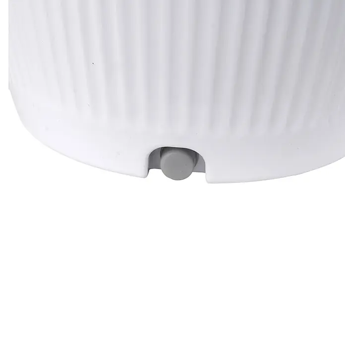 MConfort Climatizador evaporativo - Blanco, Altura: 80 cm - Parte inferior de un aparato blanco acanalado con un pie redondo gris.