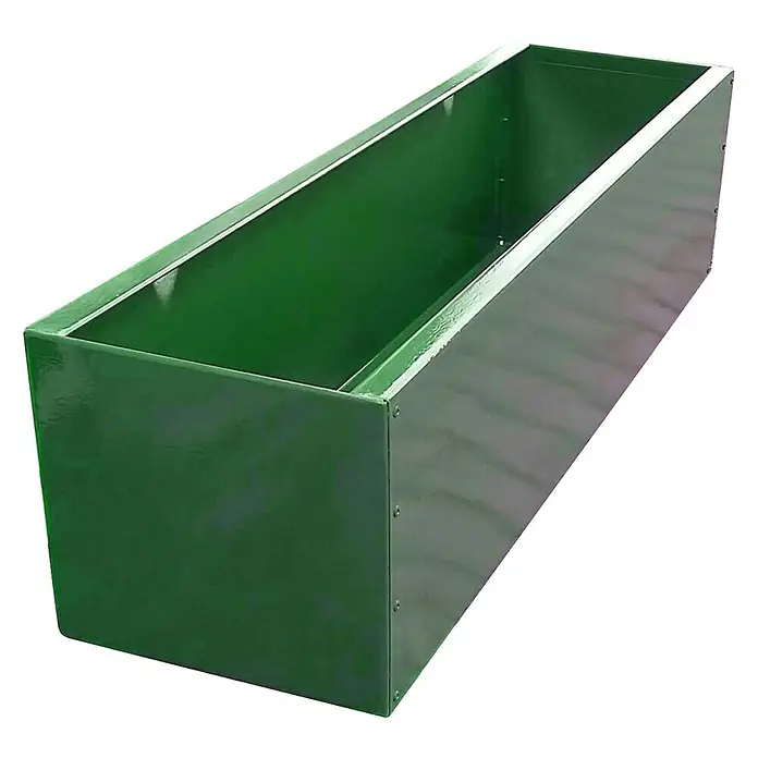 WMT Pflanzkasten RAL 6005 - L x B x H: 80 x 18 x 18 cm, Dunkelgrün, Geeignet für: Stabgitterzäune, Stahl - Nahaufnahme eines grünen Blumenkastens aus Metall, ideal für Garten und Balkon, der Stil und Funktionalität vereint.
