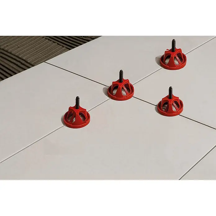 Heka Schraubstifte Turnfix - 100 Stk., Passend für: Fugenbreite 1 mm - Rote Fliesennivellier-Spindeln auf frisch verlegten hellen Fliesen, mit Kleber sichtbar, für eine ebene Oberfläche.