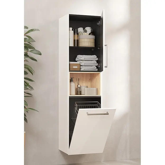 VitrA Hochschrank Root Flat - B x T x H: 42 x 36 x 155 cm, Weiß, DIN Anschlag: Rechts - Weißer hoher Badezimmerschrank mit schwarzem und Holzinterieur, mit Regalen für Handtücher und Toilettenartikel sowie einem kippbaren Wäschekorb.