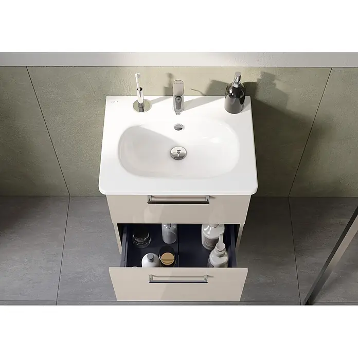 VitrA Badmöbel-Set Root Flat - Gesamtbreite Badmöbel: 60 cm, Sahara Beige, Hochglänzend - Helle beigefarbene Waschtisch-Kombination mit weißem Waschbecken, Chromarmatur und Accessoires. Die untere Schublade ist geöffnet und zeigt Toilettenartikel.