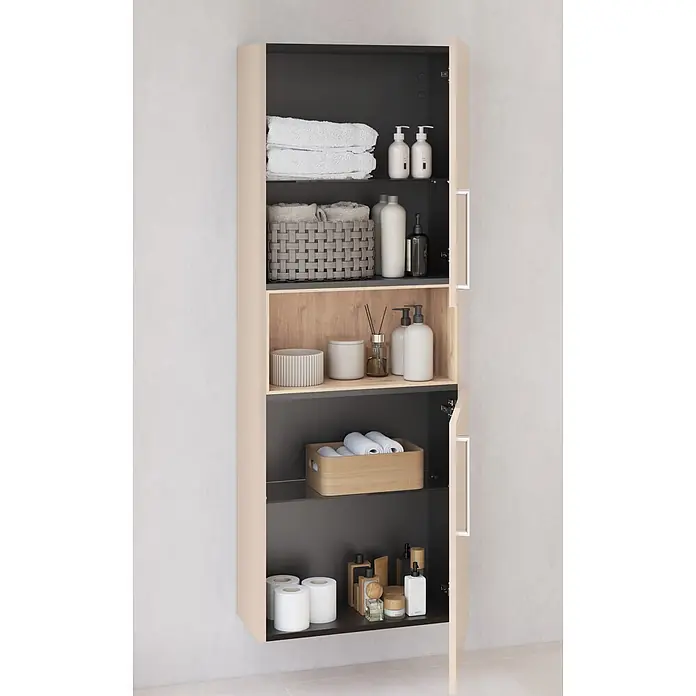 VitrA Hochschrank Root Flat - B x T x H: 57 x 27 x 155 cm, Sahara Beige - Hoher beiger Badschrank mit dunklen Regalen und Holzabschnitten, organisiert mit Handtüchern und Flaschen.