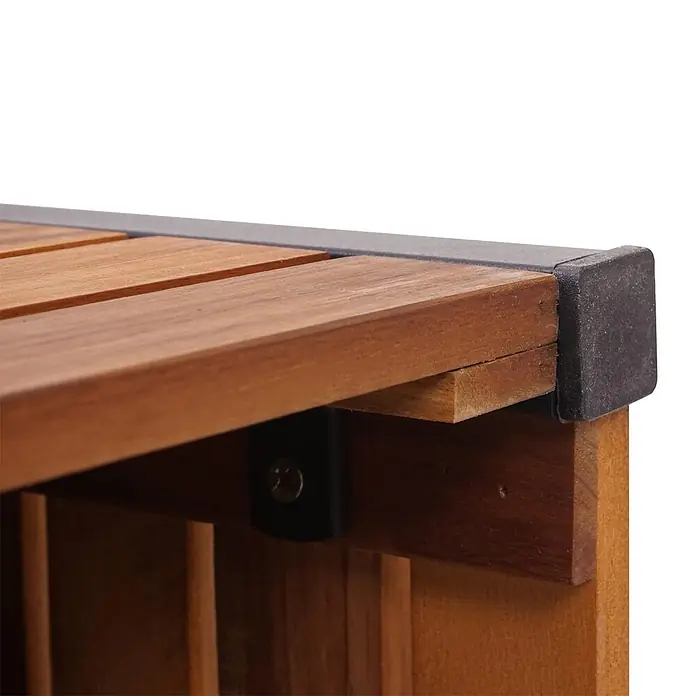 Proregal Hochbeet Pflanzkasten aus Holz - Holz, Braun - Detail einer Holzmögelsecke mit warmbraunen Latten, dunkelgrauem Rahmen und schwarzem Kunststoff-Eckenschutz. Eine Schraube befestigt eine Halterung darunter.