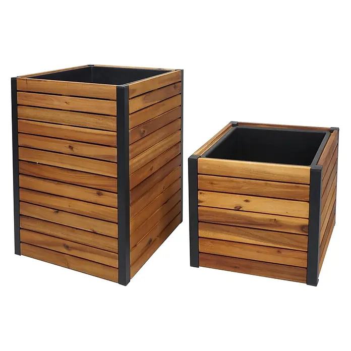 Proregal Hochbeet Pflanzkasten 2er-Set - Holz, Braun - Zwei quadratische Holzpflanzkübel mit schwarzen Metallrahmen und schwarzen Kunststoffeinsätzen.