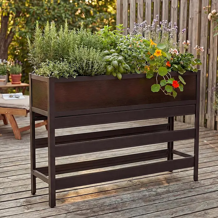 Proregal Hochbeet aus Aluminium transparent - Metall, Braun - Dunkelbraunes Hochbeet mit Kräutern und Blumen, auf einer Holzterrasse im Freien.