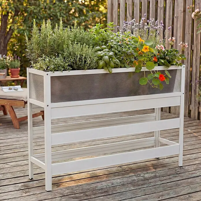 Proregal Hochbeet aus Aluminium transparent - Metall, Weiß - Weißes Hochbeet mit transparenten Wellseiten, gefüllt mit Kräutern und Blumen, auf einer Holzterrasse.
