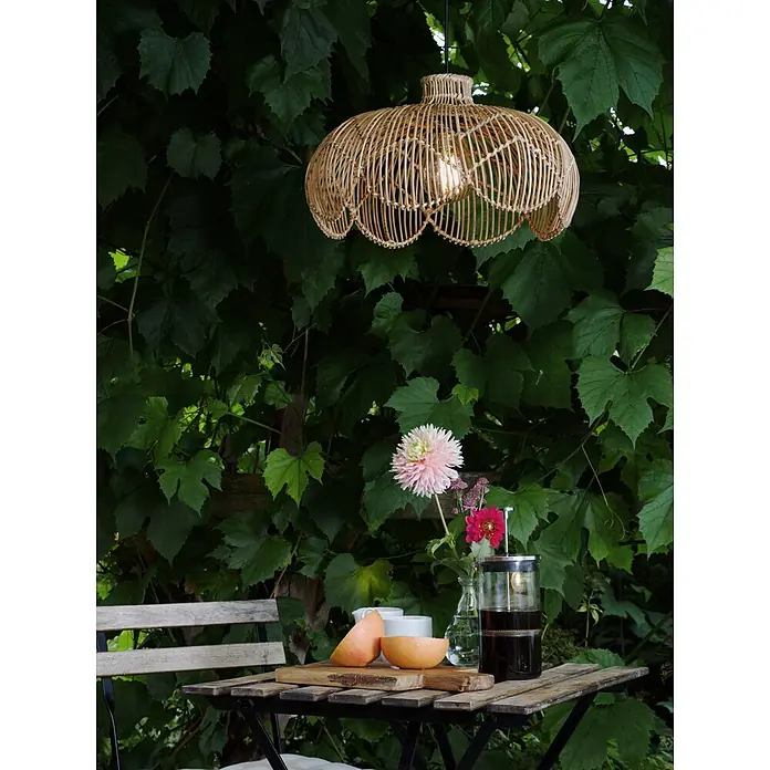 PR Home Außenwand- & Deckenleuchte 43cm Outdoor -  - Hängelampe aus geflochtenem Rattan in Naturfarbe, draußen über einem Tisch hängend.