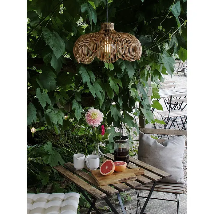 PR Home Außenwand- & Deckenleuchte 43cm Outdoor -  - Geflochtene Rattan-Pendelleuchte über einem rustikalen Gartentisch mit Kaffee und Grapefruit.