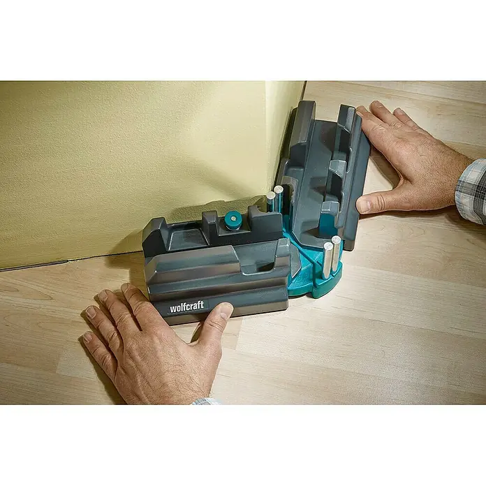 Wolfcraft Caja para ingletes 6948200 - L x An x Al: 35,3 x 14 x 10 cm - Una caja de ingletes Wolfcraft sujeta contra una pared por dos manos para permitir una medición de ángulos precisa.