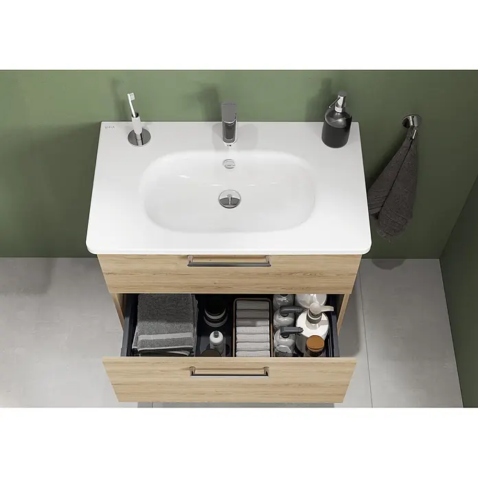 VitrA Badmöbel-Set Root Flat - B x T x H: 80 x 45 x 65 cm, Eiche Natur - Moderner Waschtisch aus hellem Holz mit weißem Becken, Chromarmatur und geöffneter Schublade mit Handtüchern und Pflegeprodukten.