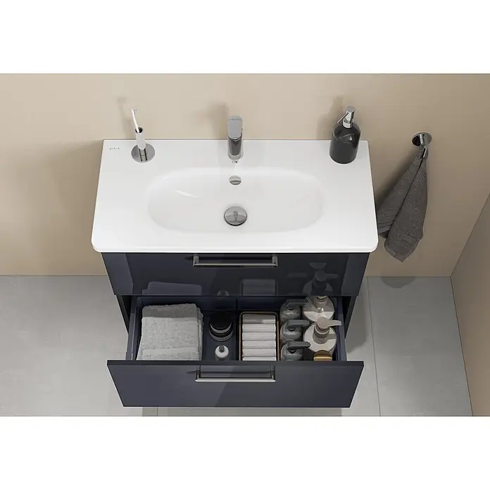 VitrA Root Flat Compact Badmöbel-Set Compact - B x T x H: 80 x 37 x 65 cm, Anthrazit, Hochglänzend - Dunkelblaue Badmöbel mit weißem Waschbecken und offener Schublade, die ordentlich organisierte Handtücher und Toilettenartikel zeigt.