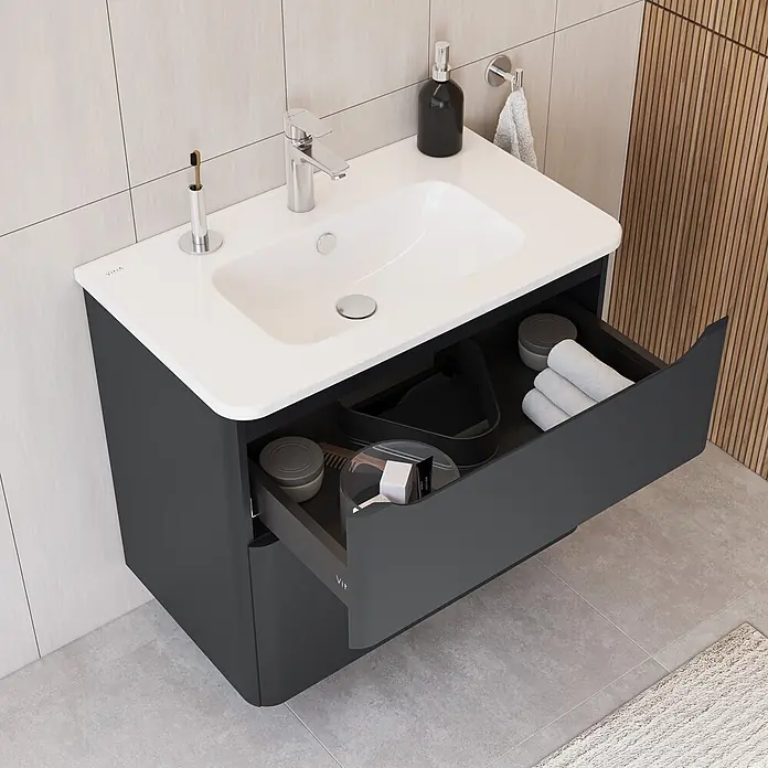 VitrA Integra Round Badmöbel-Set - Gesamtbreite Badmöbel: 80 cm, Graphit, Matt - Dunkelgrauer Badunterschrank mit weißem Waschbecken, offene Schublade mit Kosmetika und Handtüchern.