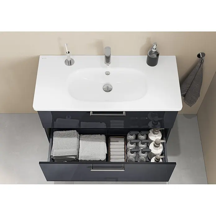 VitrA Badmöbel-Set Root Flat - B x T x H: 100 x 45 x 65 cm, Anthrazit, Hochglänzend - Dunkelgrauer Badunterschrank mit weißem Waschbecken, Armatur und geöffneter Schublade mit Handtüchern und Pflegeprodukten.