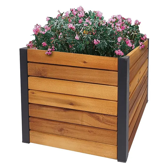 Proregal Hochbeet Pflanzkasten aus Holz - Holz, Braun - Holzpflanzkübel mit dunklen Metallstützen, gefüllt mit leuchtend rosa Blüten.