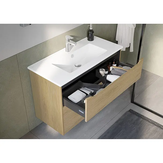 VitrA Integra Square Badmöbel-Set - Gesamtbreite Badmöbel: 100 cm, Eiche Gold - Heller Waschtisch aus Holz mit weißem Waschbecken und offener Schublade mit Badartikeln, in einem modernen Badezimmer.