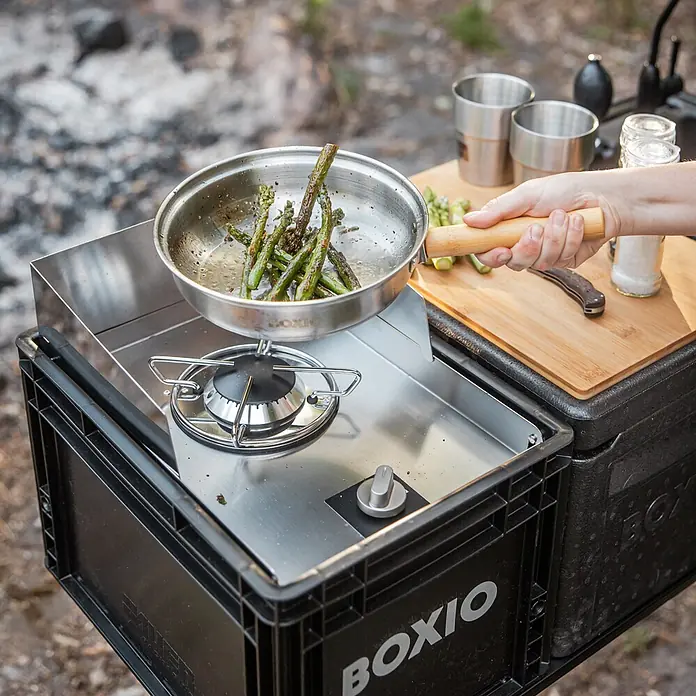 Boxio Gaskocher Cook Plus - 40 x 30 x 27 cm, Edelstahl - Tragbarer Campingkocher in schwarzer Kiste mit Edelstahlfläche, kocht Spargel im Freien.