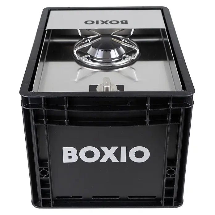 Boxio Gaskocher Cook - 40 x 30 x 28 cm, Edelstahl - Schwarze Kunststoffkiste mit integriertem tragbaren Gaskocher, mit silberner Oberfläche und einem Brenner.