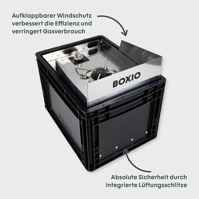 Boxio Gaskocher Cook - 40 x 30 x 28 cm, Edelstahl - Eine schwarze Kunststoffkiste mit einem silbernen, tragbaren Campingkocher-System, das über einen klappbaren Windschutz und Lüftungsschlitze verfügt.