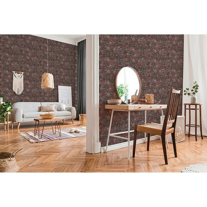 A.S. Création New Walls Vliestapete Mosaik - Rot, Fliesenoptik, 10,05 x 0,53 m - Zimmer mit floral gemusterter Tapete in Braun-, Rot- und Rosatönen, die eine warme und einladende Atmosphäre schafft.