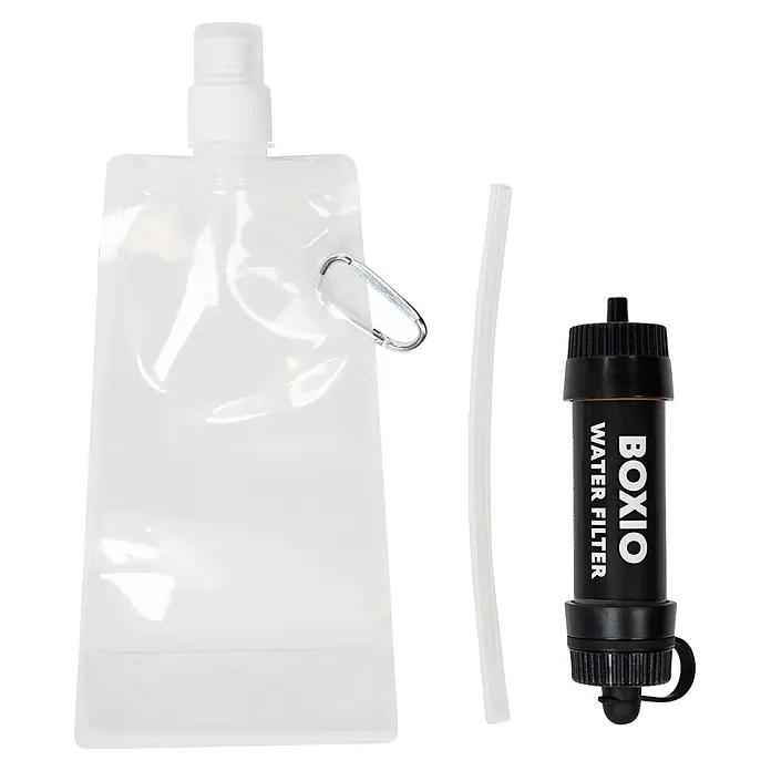 Boxio Wasserfilter - 3 -tlg. - Tragbares Wasserfiltersystem: ein klarer Weichbeutel mit Karabiner, ein klarer Strohhalm und ein schwarzer zylindrischer BOXIO Wasserfilter.