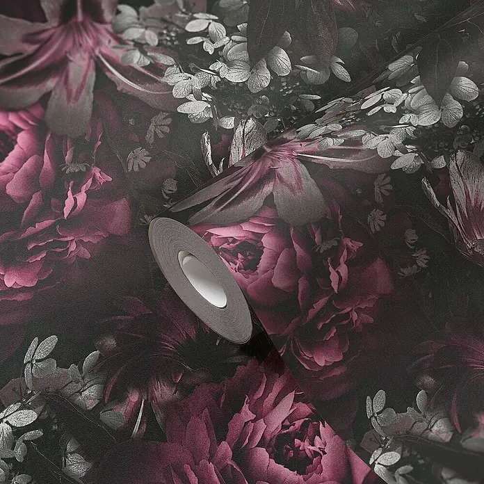 Profhome Vliestapete Heißgeprägte Vliestapete Floral in lila - graurosaschwarz, Floral, 10.050 x 530 mm - Dunkle florale Tapete mit großen magentafarbenen Blüten und silbernen Blättern, abgerollt mit einem Klebeband darauf, zeigt die strukturierte Oberfläche.