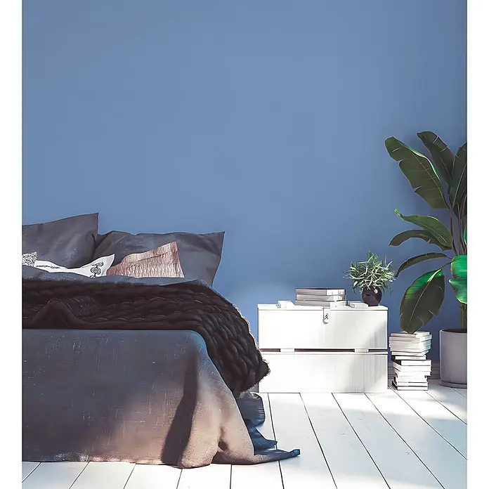 Profhome Vliestapete Vliestapete Uni in blau - Uni, 10.050 x 530 mm - Modernes Schlafzimmer mit dunkelgrauem Bett, blauer Wand, weißen Nachttischen und grünen Pflanzen.