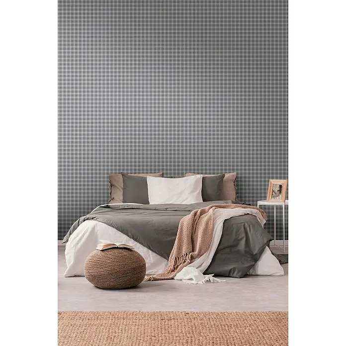 Profhome Vliestapete Vliestapete Grafisch, Geometrisch, Textiloptik, Kariert grau - staub-grau, 10.050 x 530 mm - Grau-weiß karierte Tapete an einer Schlafzimmerwand.