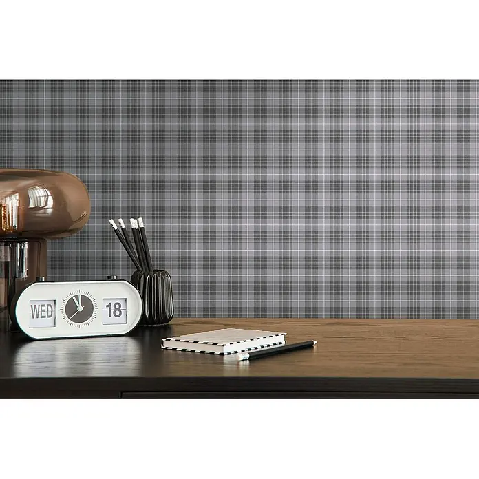 Profhome Vliestapete Vliestapete Grafisch, Geometrisch, Textiloptik, Kariert grau - staub-grau, 10.050 x 530 mm - Graue karierte Tapete an einer Wand hinter einem Schreibtisch mit Büromaterial.