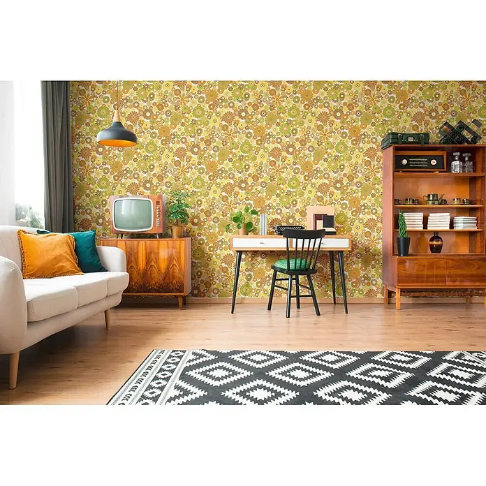 Profhome Vliestapete Heißgeprägte Vliestapete Blumen, Floral, Retro in gelb - creme-weißgrünocker-braun, 8.500 x 530 mm - Retro-Blumentapete mit grünen, gelben und braunen Mustern an einer Wand in einem Raum im Vintage-Stil.