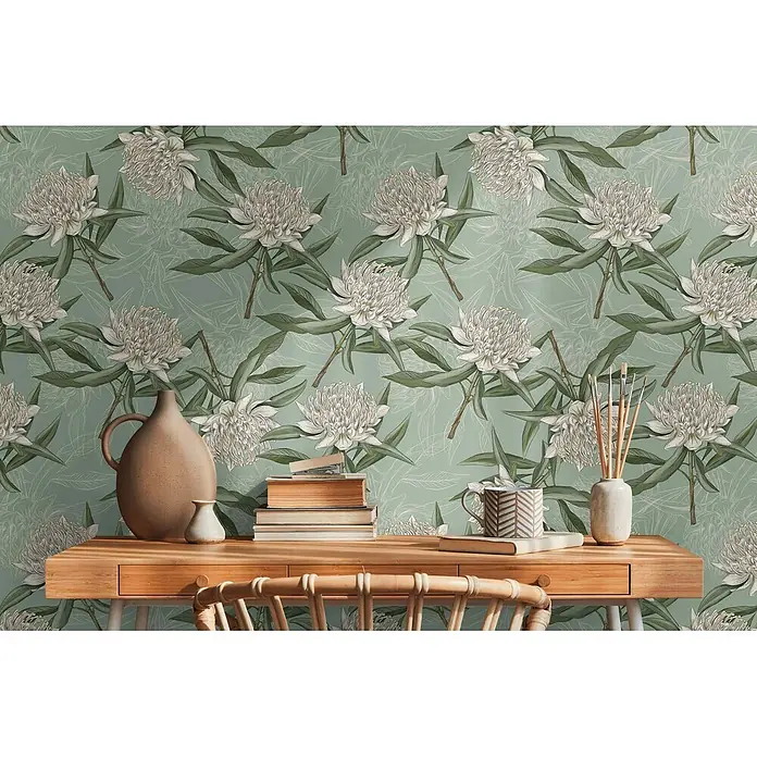 Profhome Vliestapete Vliestapete Blumen, Landhaus, Floral, Romantisch, Natur in blau - grün, 10.050 x 530 mm - Hellgrüne Tapete mit wiederkehrendem Muster aus detaillierten weißen Blüten und grünen Blättern, hinter einem Holzschreibtisch.