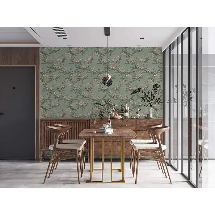 Profhome Vliestapete Vliestapete Blumen, Landhaus, Floral, Romantisch, Natur in blau - grün, 10.050 x 530 mm - Grüne Tapete mit hellem Blumenmuster, an einer Esszimmerwand über einem Holzbuffet und Esstisch.