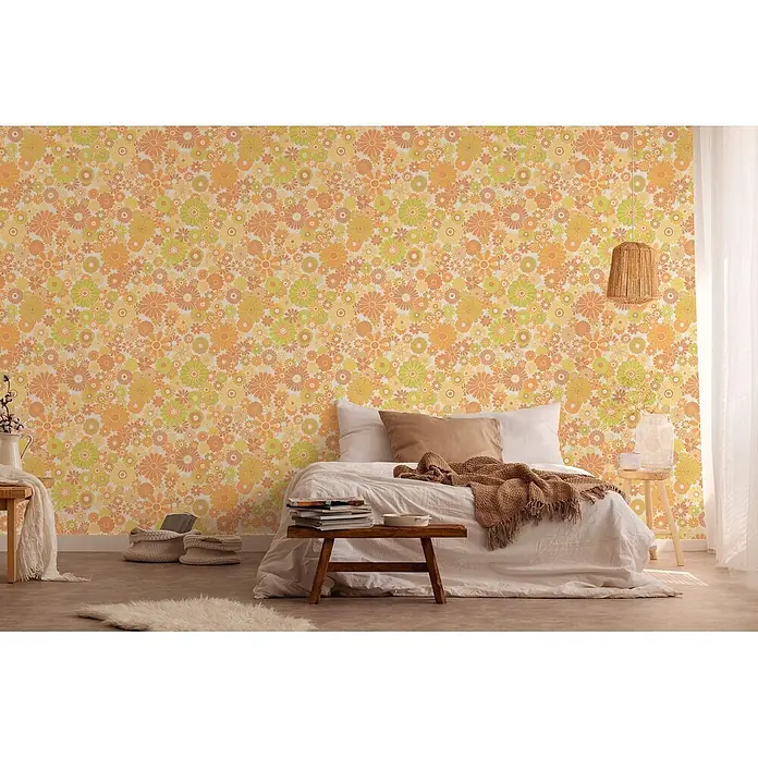 Profhome Vliestapete Heißgeprägte Vliestapete Blumen, Floral, Retro in gelb - creme-weißgrünocker-braun, 8.500 x 530 mm - Eine Schlafzimmerwand mit floraler Tapete mit orangefarbenen, gelben und grünen Blumen.