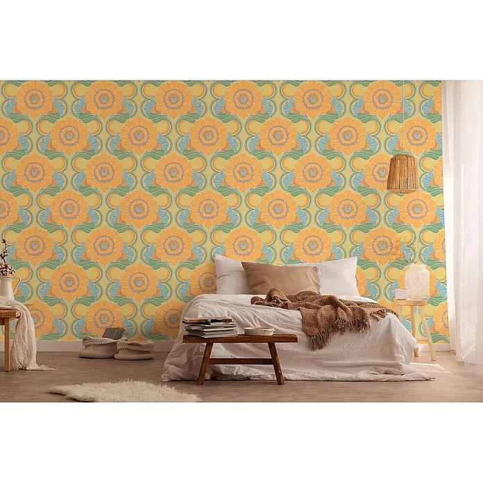 Profhome Vliestapete Heißgeprägte Vliestapete Blumen, Grafisch, Retro, Ornament in gelb - beige-graugrün, 8.500 x 530 mm - Retro-Blumentapete mit großen orangefarbenen Blüten und blau-grünen Akzenten auf gelbem Hintergrund, an einer Schlafzimmerwand.