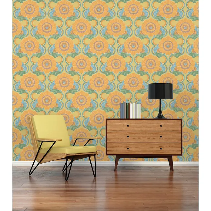 Profhome Vliestapete Heißgeprägte Vliestapete Blumen, Grafisch, Retro, Ornament in gelb - beige-graugrün, 8.500 x 530 mm - Mid-century modernes Zimmer mit gelbem Sessel, Holzkommode, schwarzer Lampe und geblümter Tapete.
