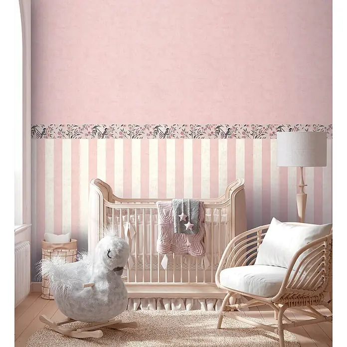 Profhome Vliestapete Vliestapete Kindertapete, Used Look, Textiloptik, Uni in rosa - rosa,lila, 10.050 x 530 mm - Gemütliches rosa-weißes Kinderzimmer mit Holzbett, flauschigem Schaukel-Schwan und Rattan-Sessel.