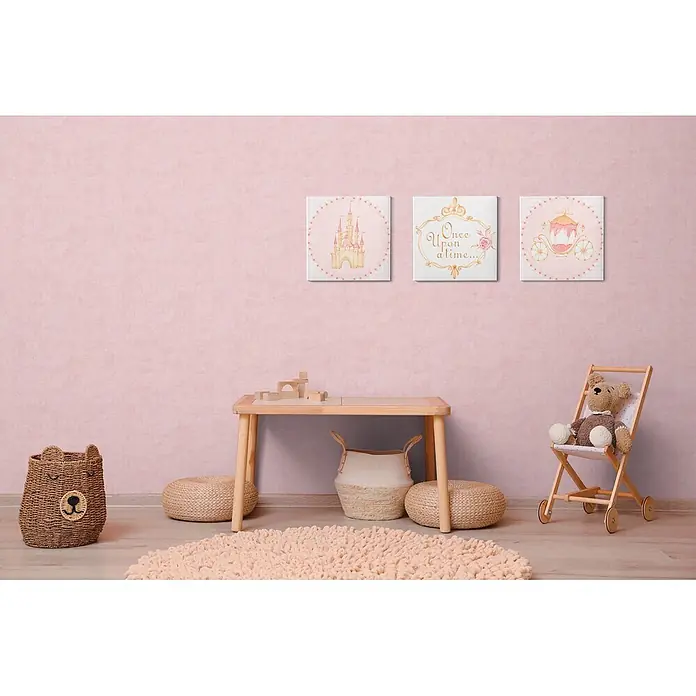 Profhome Vliestapete Vliestapete Kindertapete, Used Look, Textiloptik, Uni in rosa - rosa,lila, 10.050 x 530 mm - Ein gemütliches pinkes Kinderzimmer mit Holztisch, gewebten Hockern, einem Bärenkorb, einem Spielzeugbuggy mit Teddy und Prinzessinnen-Wandbildern.